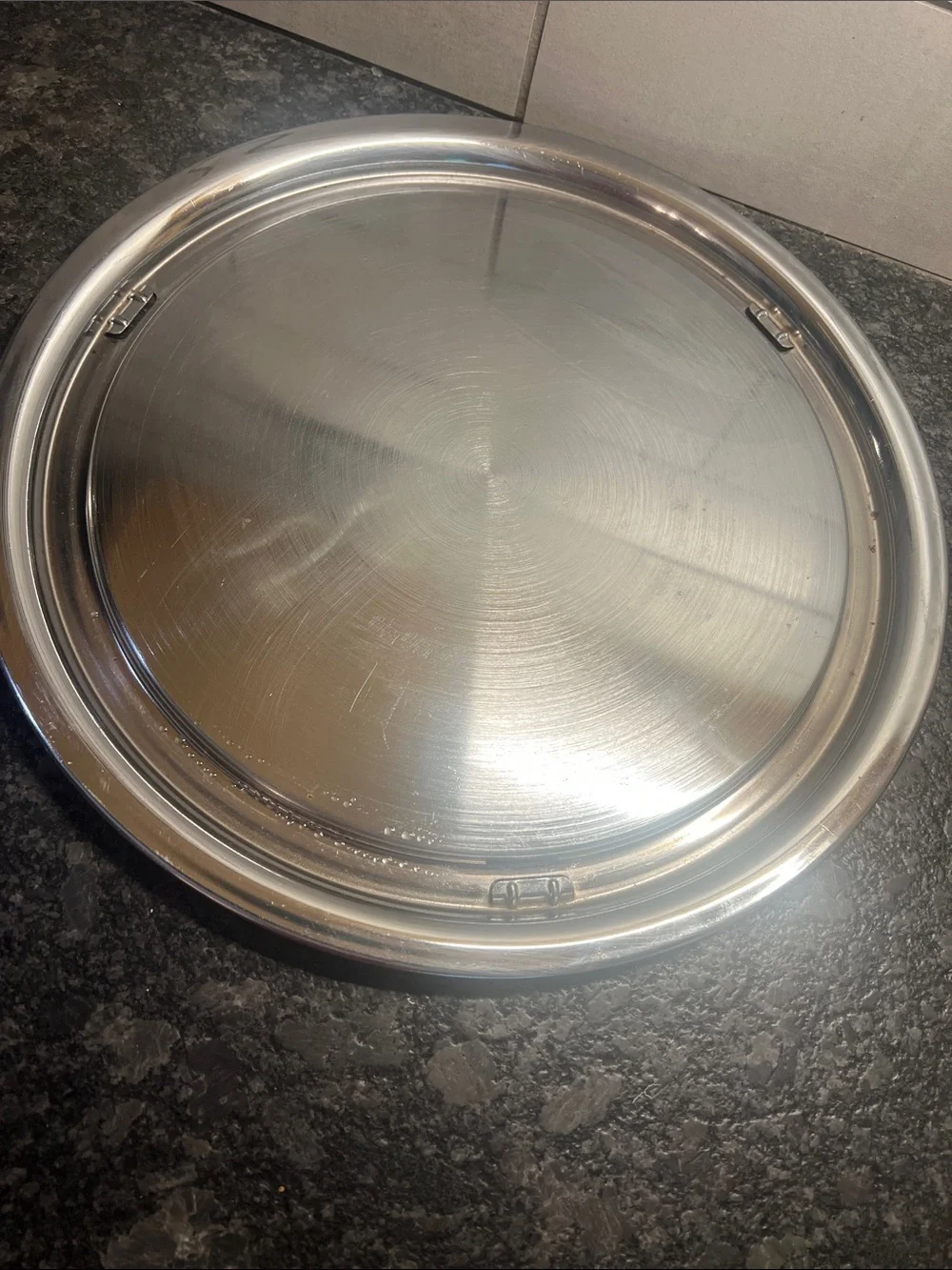 THE EVERYDAY CO cake/pastry/bagel keeper. Locks. Chrome. 10.5” area for cakes